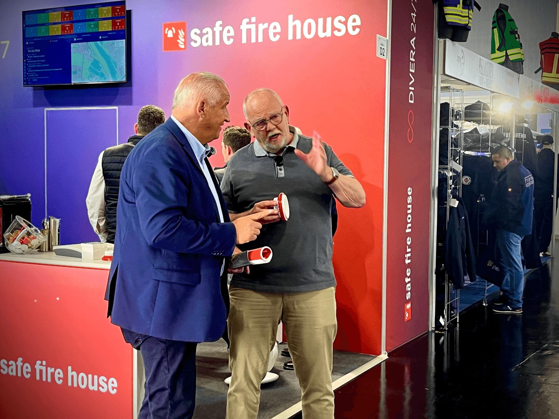 Befragung zu Bränden von Einsatzfahrzeugen und Maßnahmen in NRW